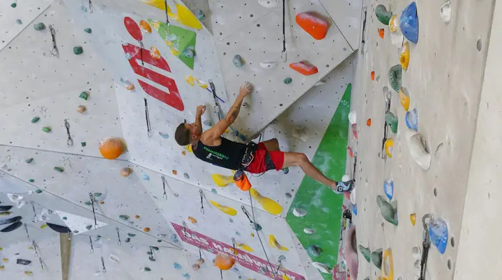 Mann klettert in der Kletterarena Heilbronn | © DAV Heilbronn