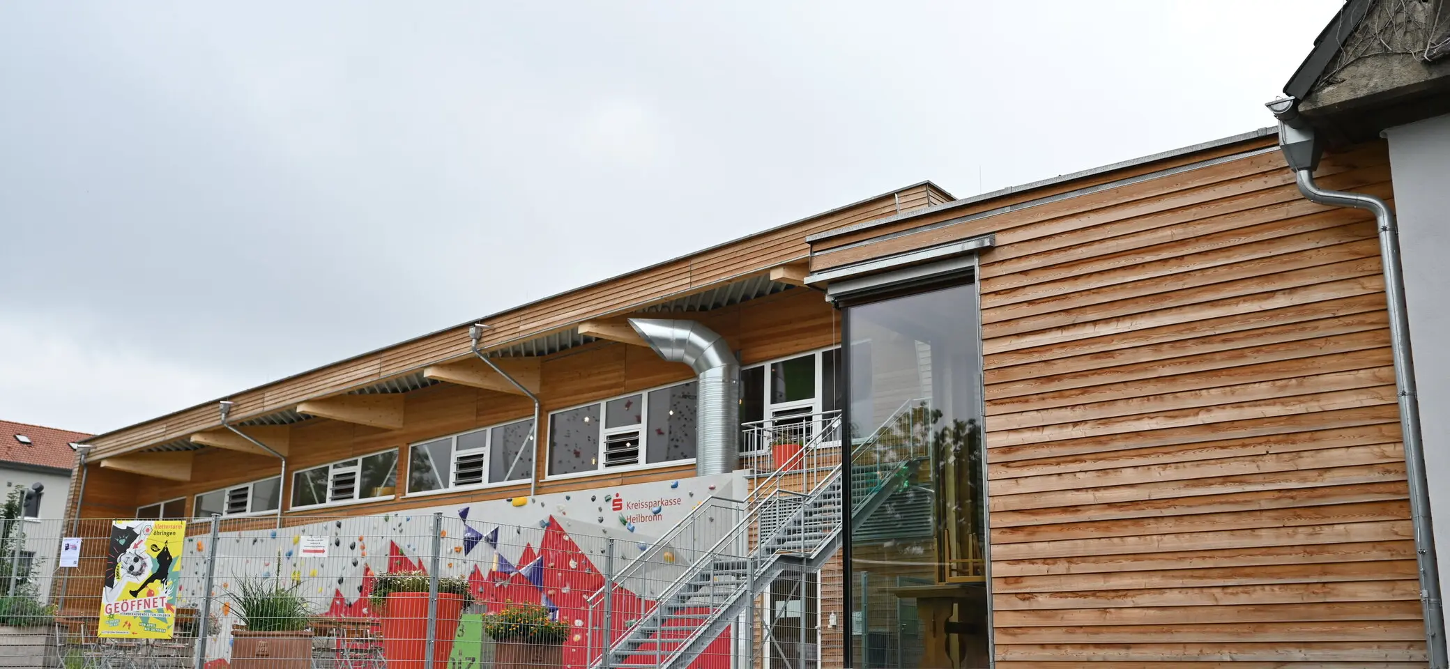 Außenansicht Boulderhalle vom Parkplatz | © diekletterarena
