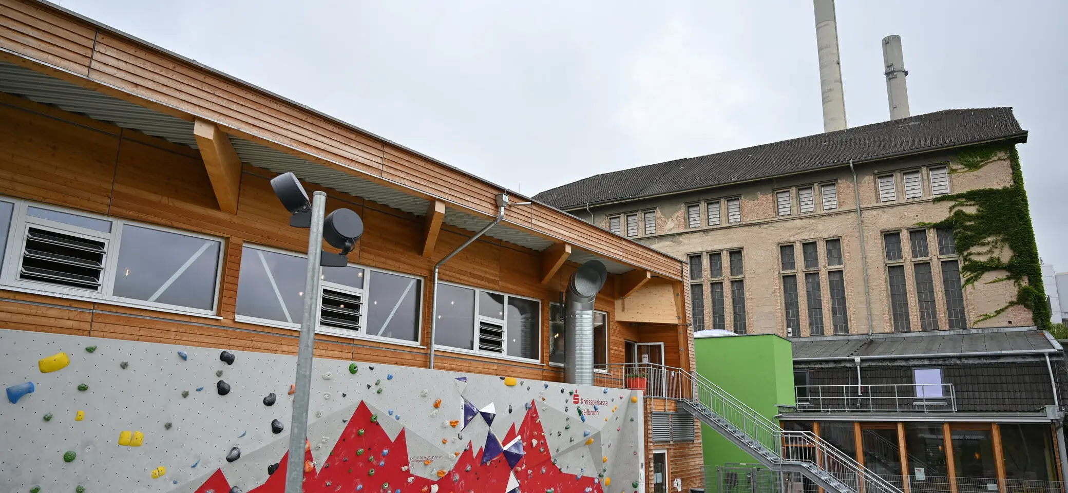 Boulderhalle mit Außenbereich und ENBW | © diekletterarena