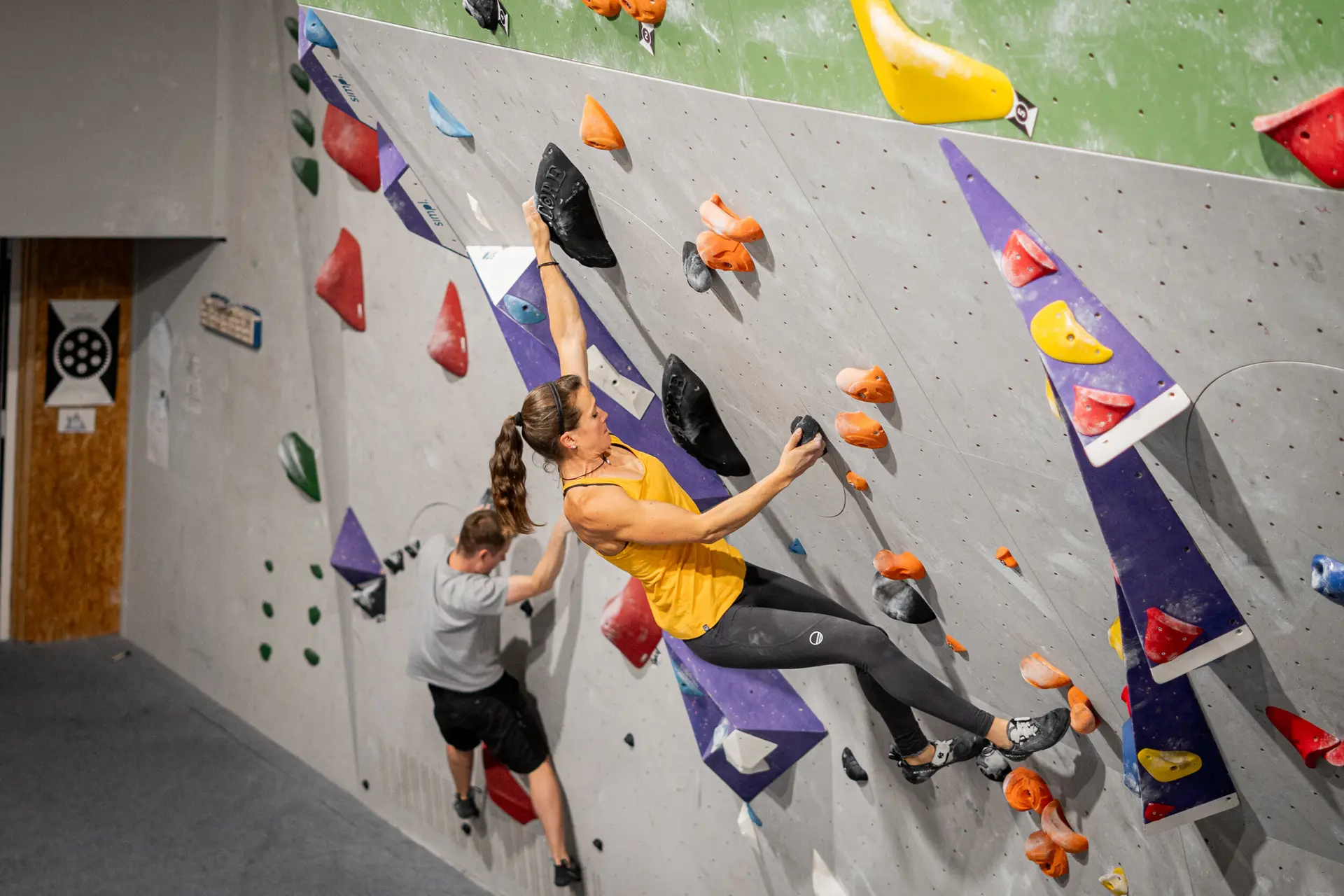 Kletterer an der Boulderwand in Aktion | © diekletterarena
