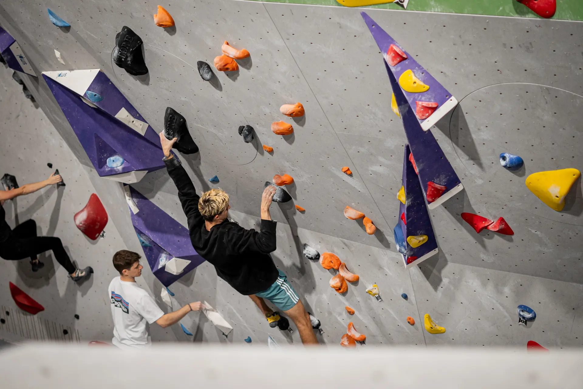 Boulderer an der Wand in Aktion | © diekletterarena