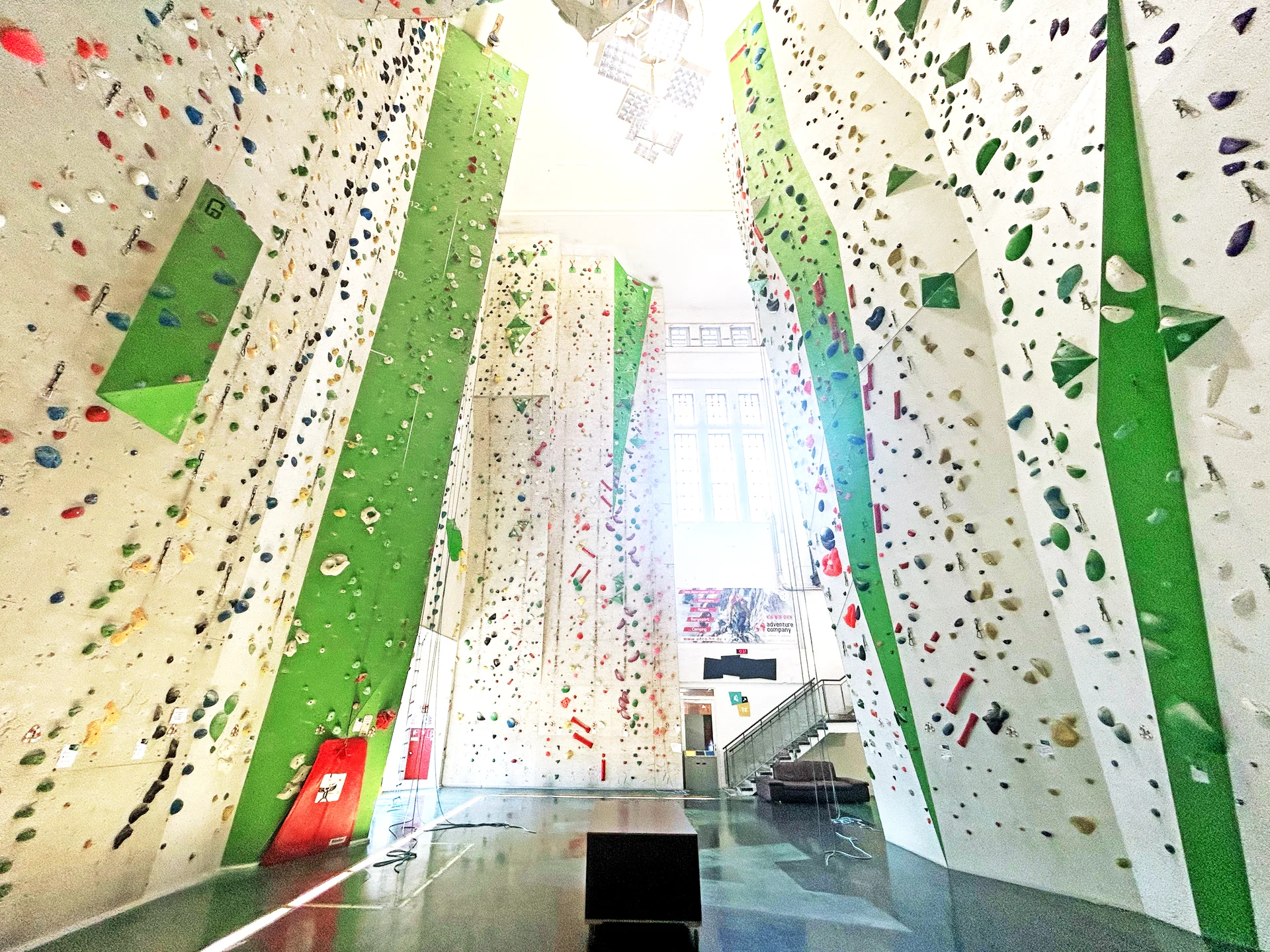 Kletterhalle mit Blick Richtung Thekenwand | © diekletterarena