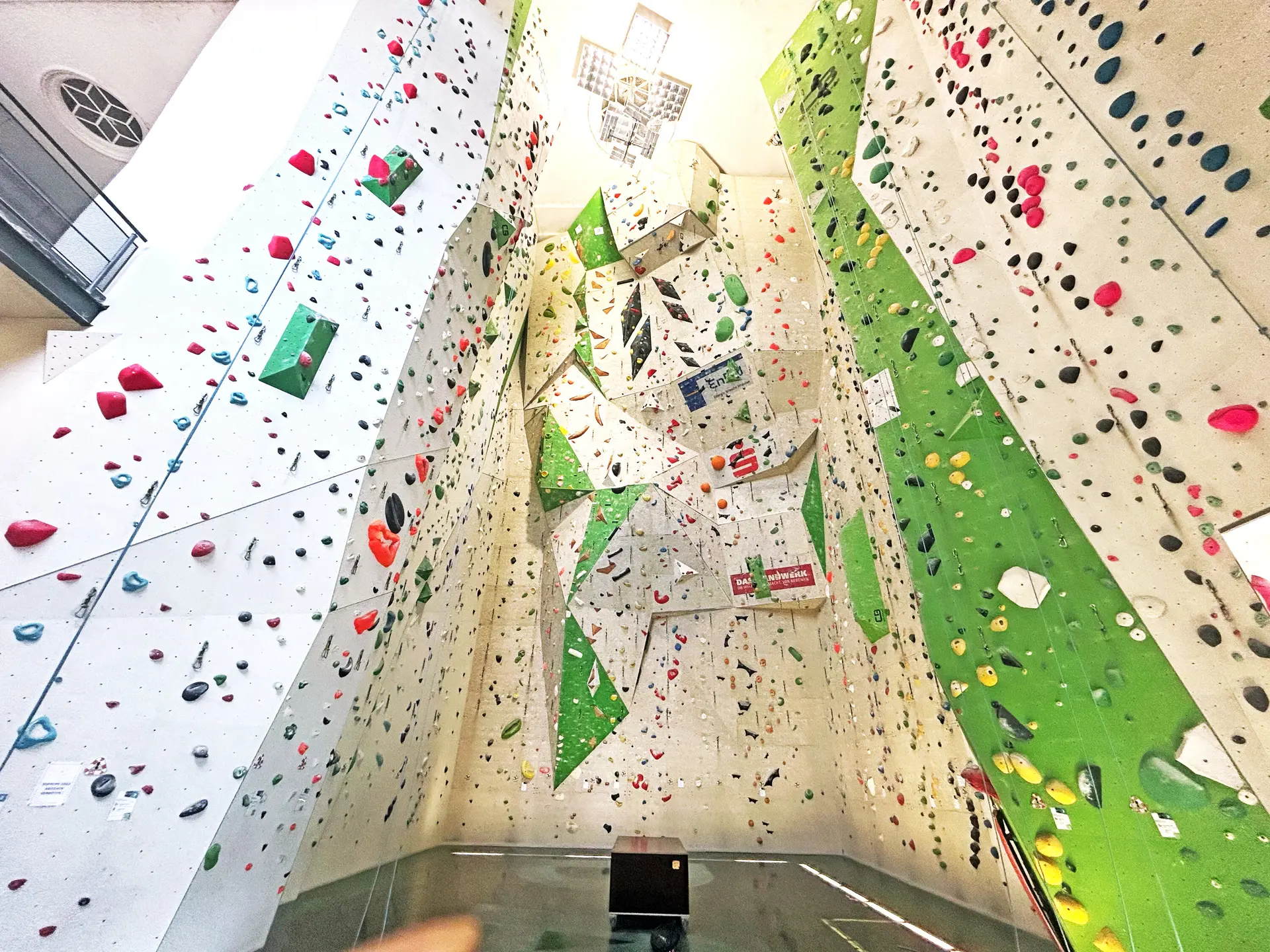 Kletterhalle mit Blick Richtung Wettkampfwand | © diekletterarena