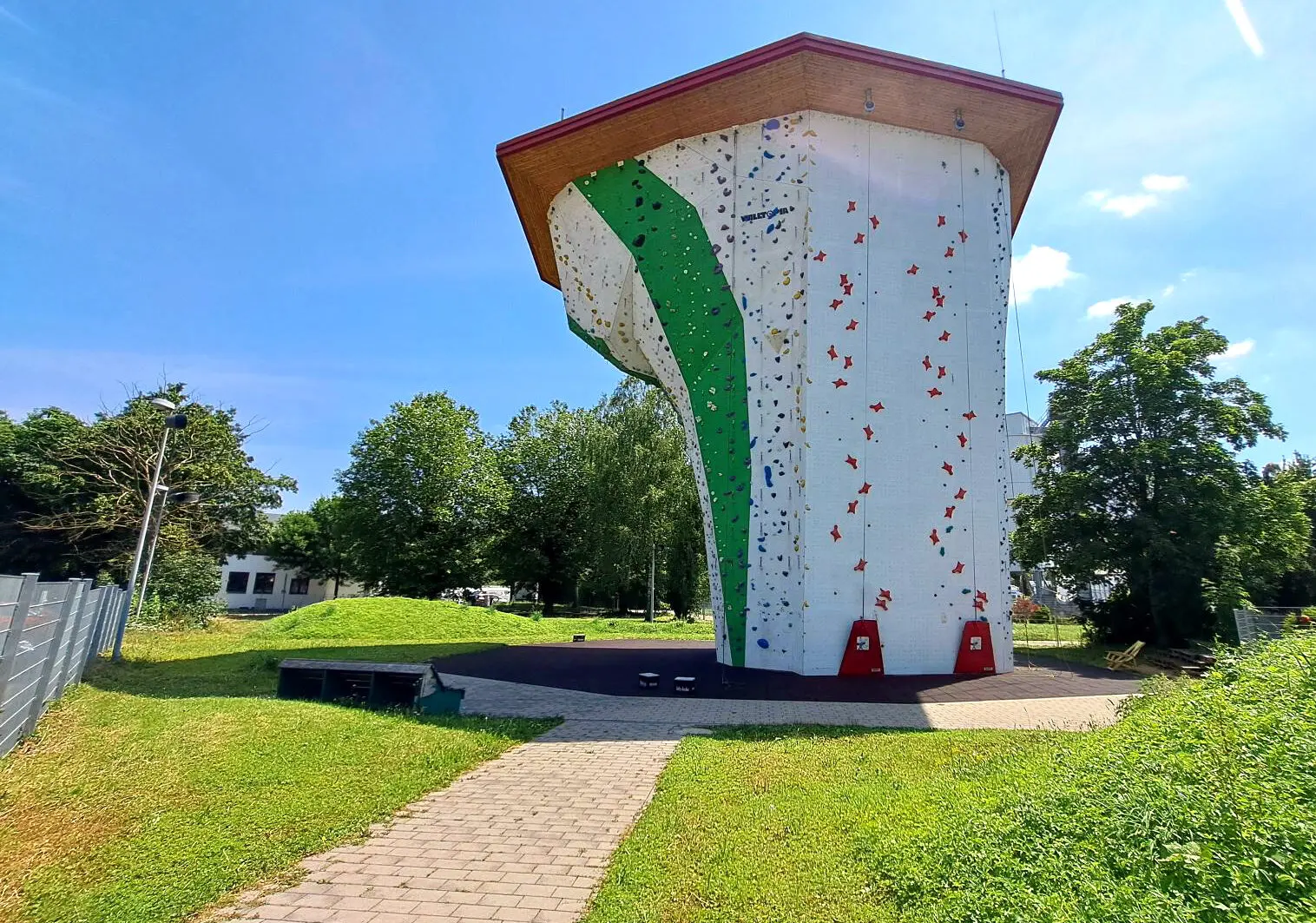 Kletterturm im Aussenbereich der Kletterarena | © diekletterarena