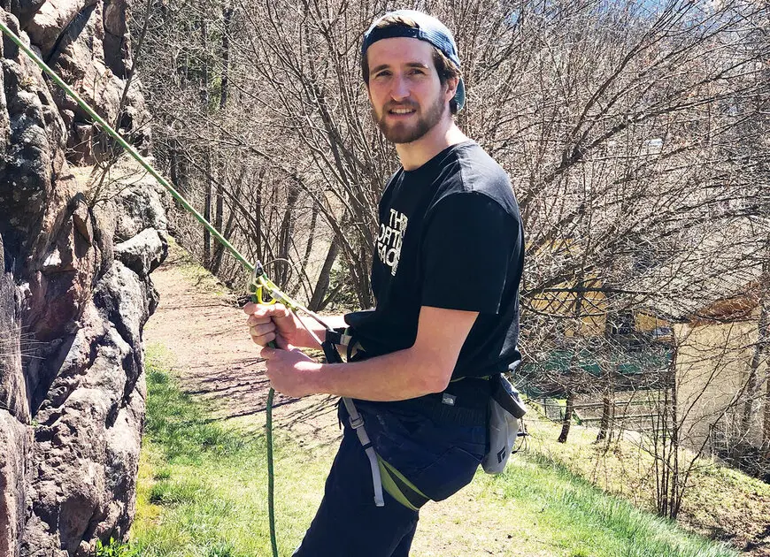 Portrait von Jonas beim Sichern in der Natur | © Jonas Mittelholz