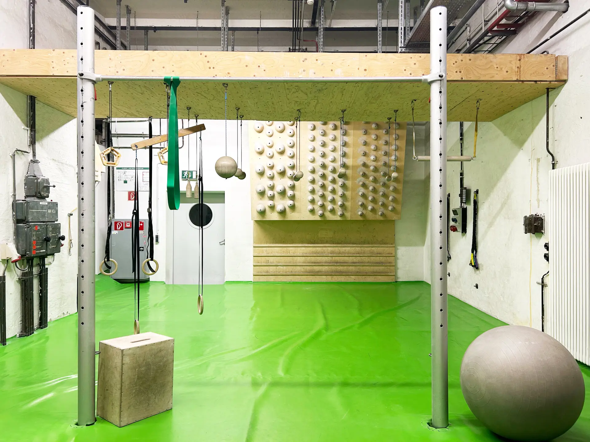 Trainingsbereich mit Sloperboard und Klimmzugstange | © diekletterarena