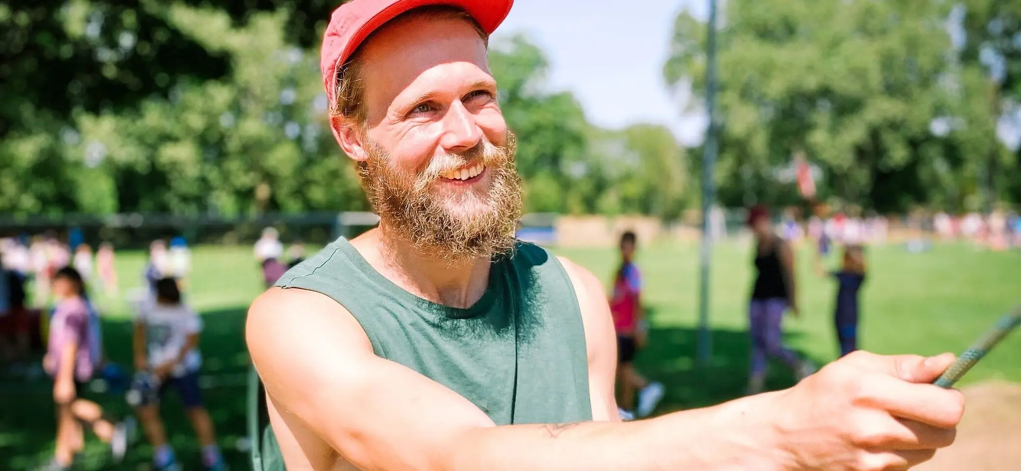 Marius lacht beim Sichern | © diekletterarena