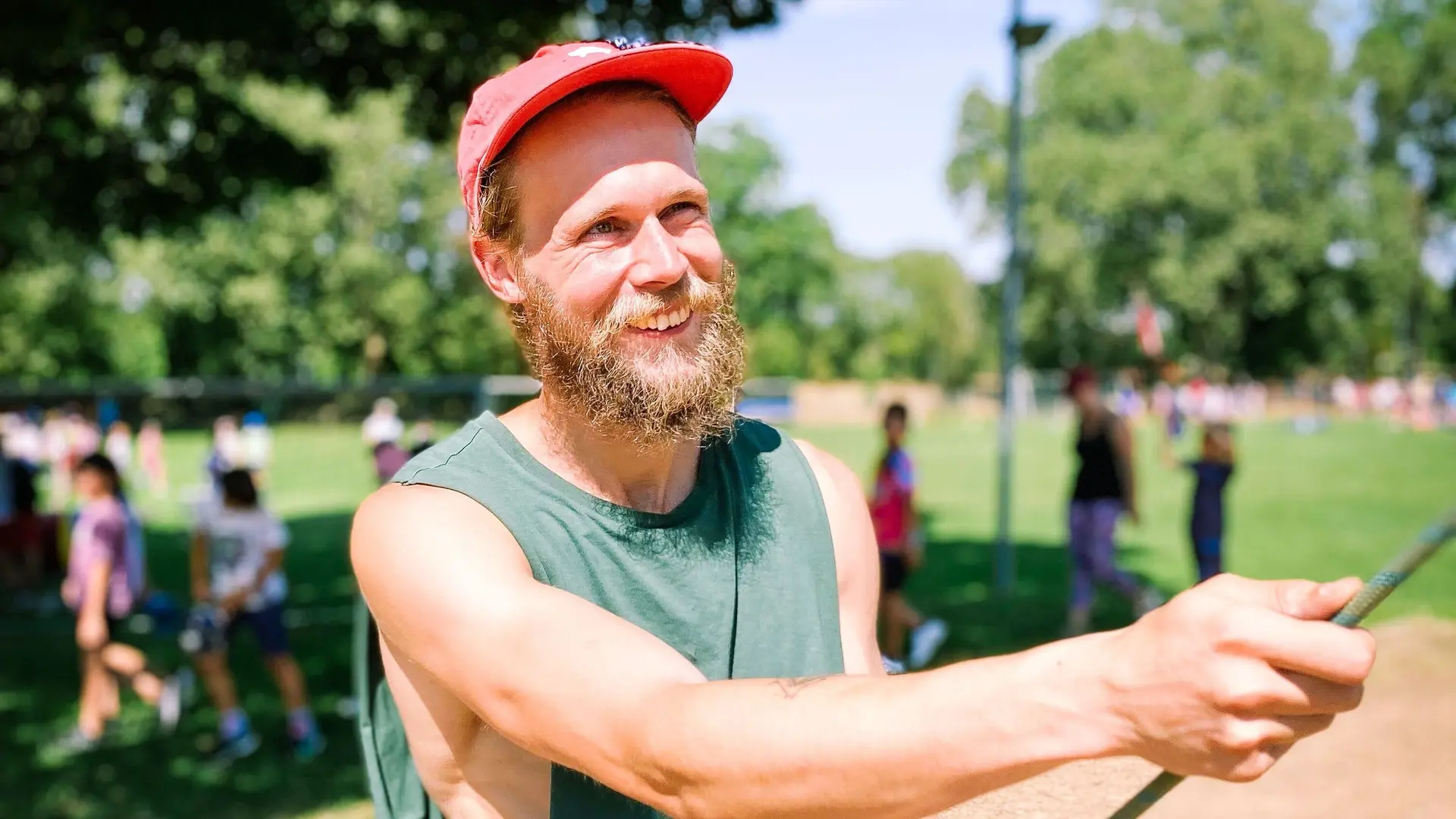 Marius lacht beim Sichern | © diekletterarena