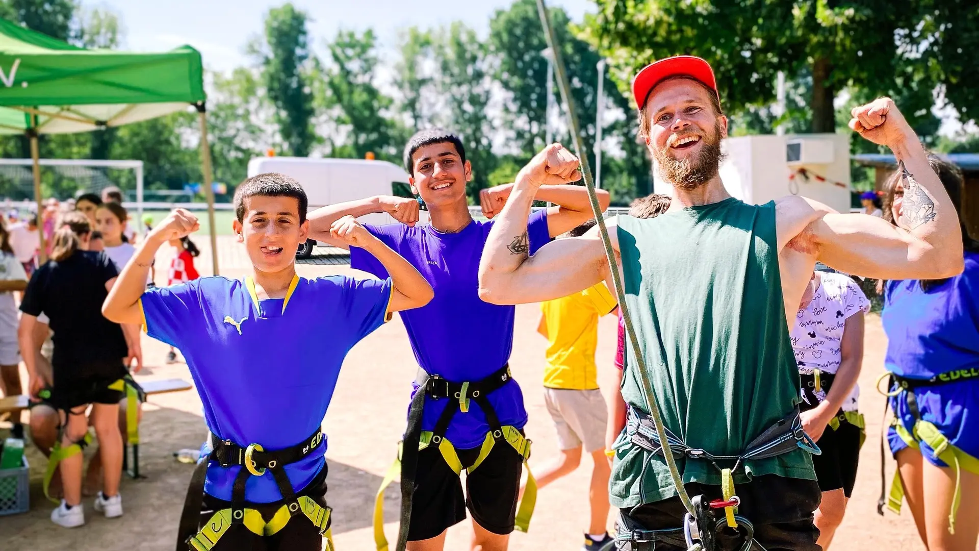 Drei Kerle lachen und spannen ihre Oberarme an | © diekletterarena