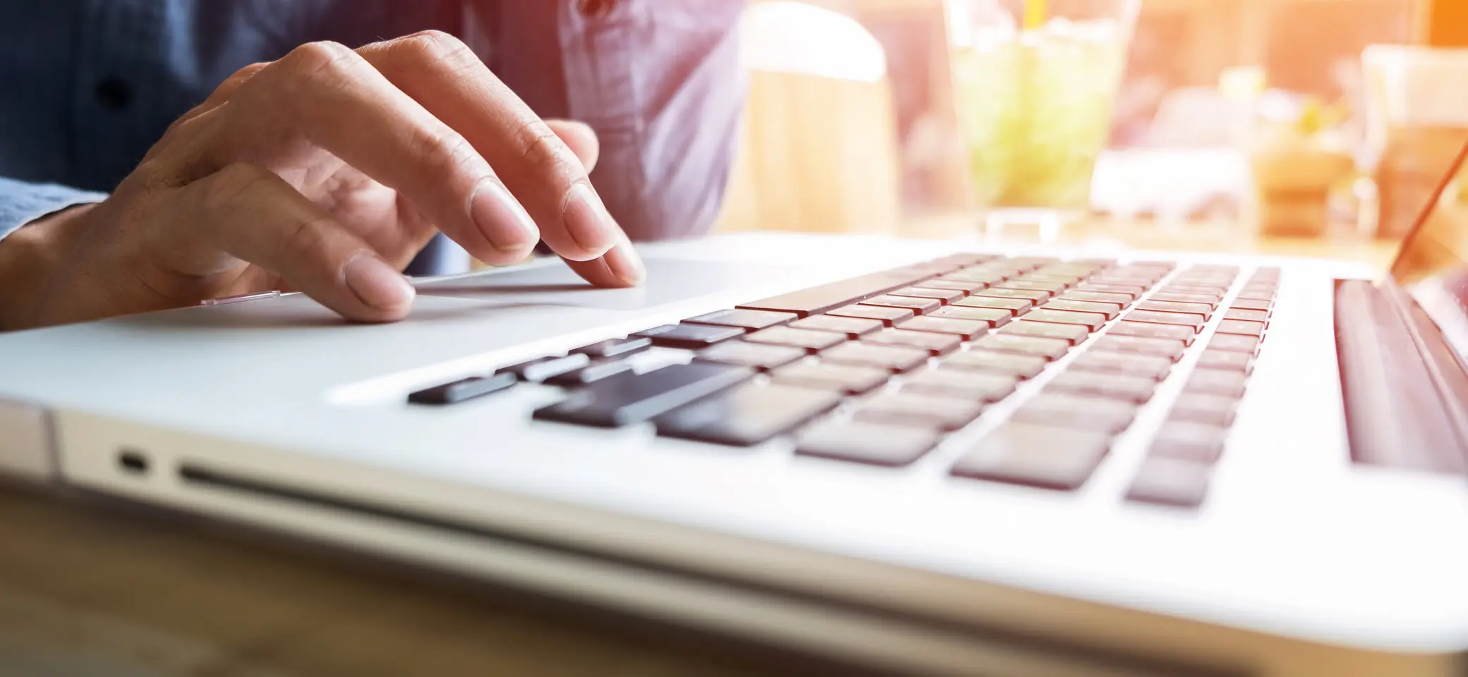 Nahaufnahme Tastatur mit männlichen Händen | © freepik