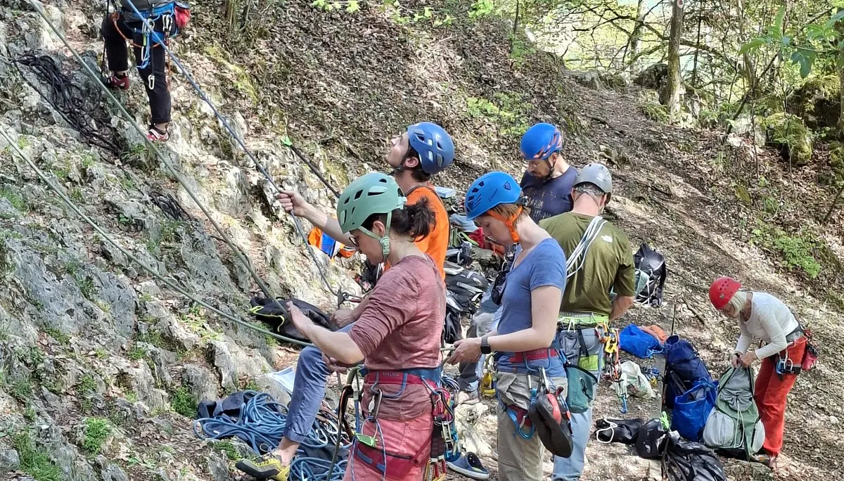 Gruppe von Menschen beim Klettern im Altmuehltal | © DAV Heilbronn