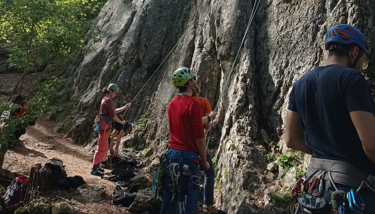 Gruppe von Menschen beim Klettern im Altmuehltal | © DAV Heilbronn