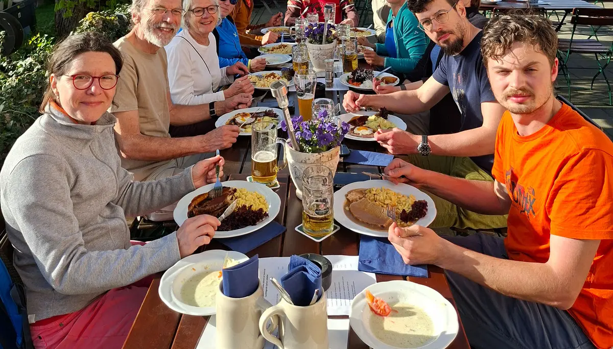 Gruppe von Menschen beim Essen draußen am Tisch im Altmuehltal | © DAV Heilbronn