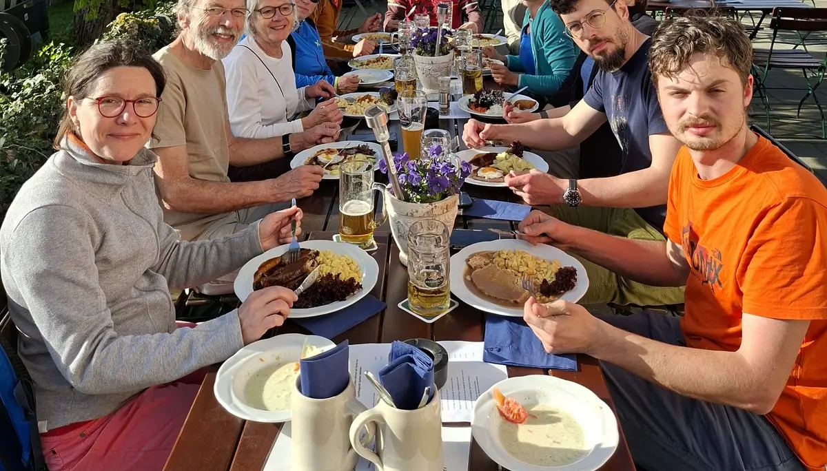 Gruppe von Menschen beim Essen draußen am Tisch im Altmuehltal | © DAV Heilbronn