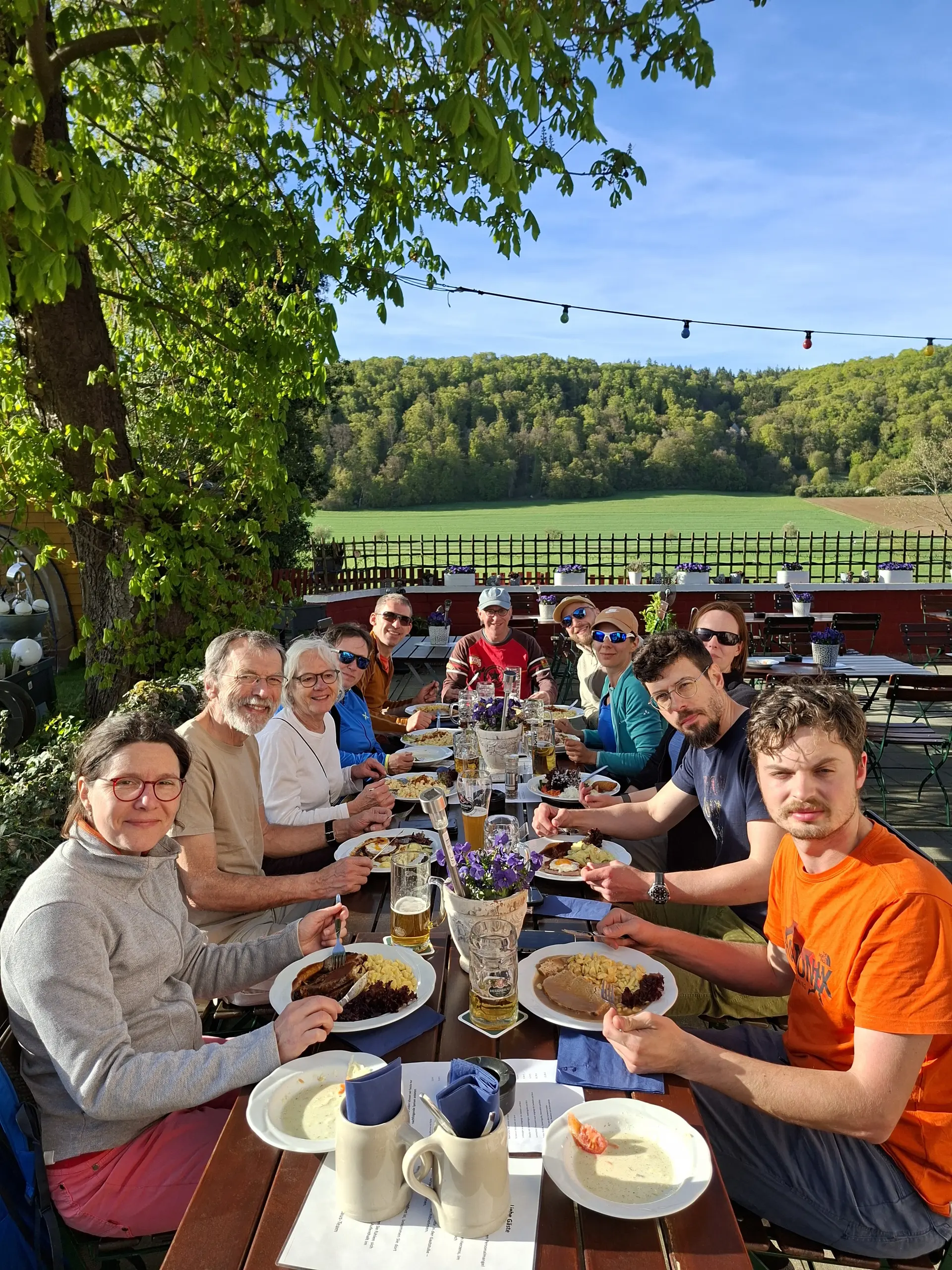 Gruppe von Menschen beim Essen draußen am Tisch im Altmuehltal | © DAV Heilbronn