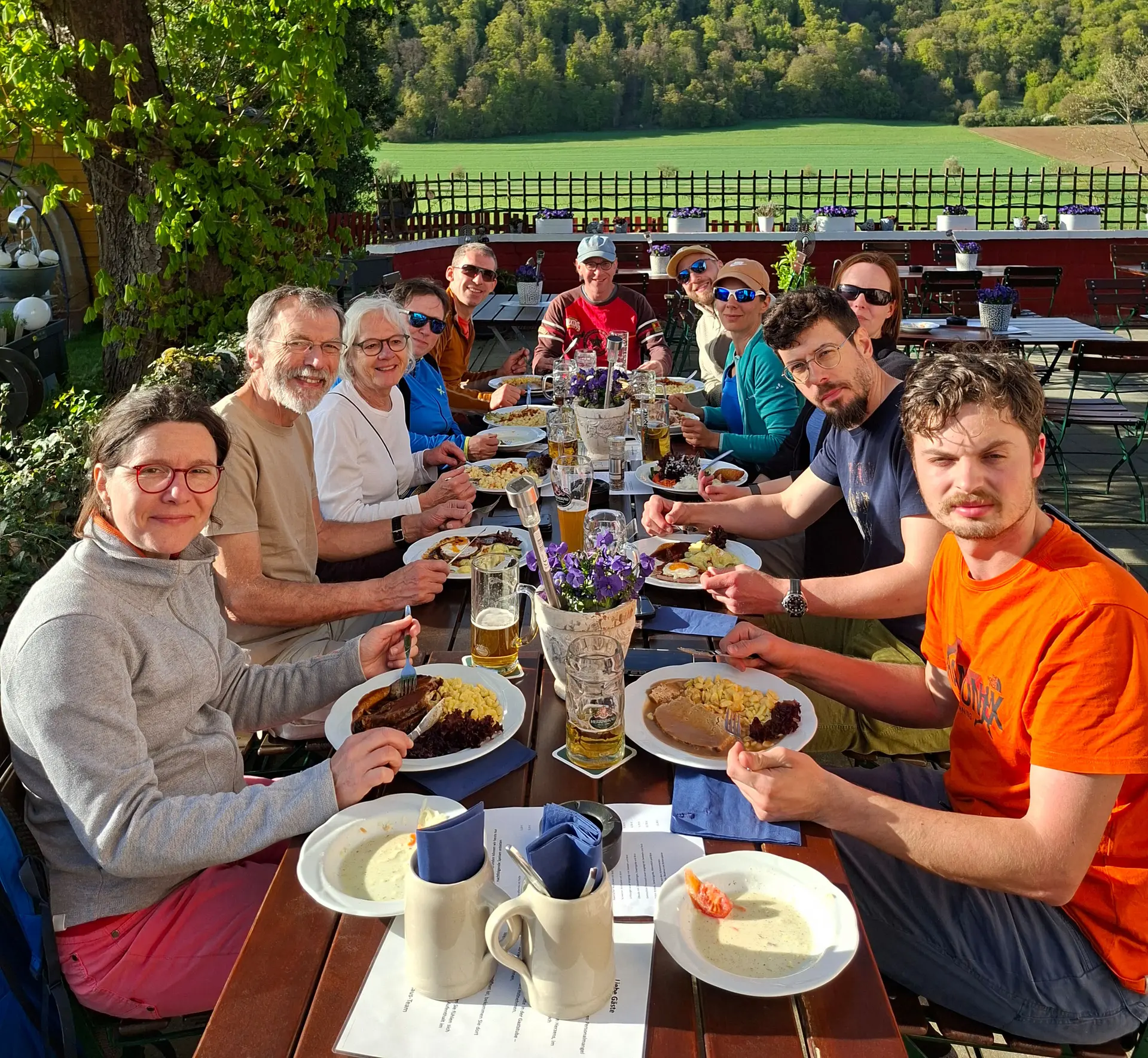 Gruppe von Menschen beim Essen draußen am Tisch im Altmuehltal | © DAV Heilbronn
