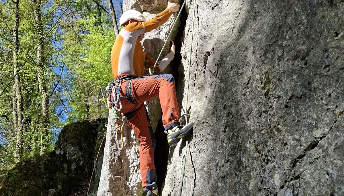 Mann von hinten beim Klettern im Altmuehltal | © DAV Heilbronn