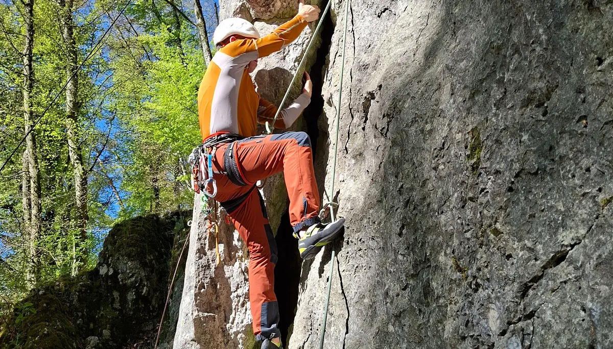 Mann von hinten beim Klettern im Altmuehltal | © DAV Heilbronn