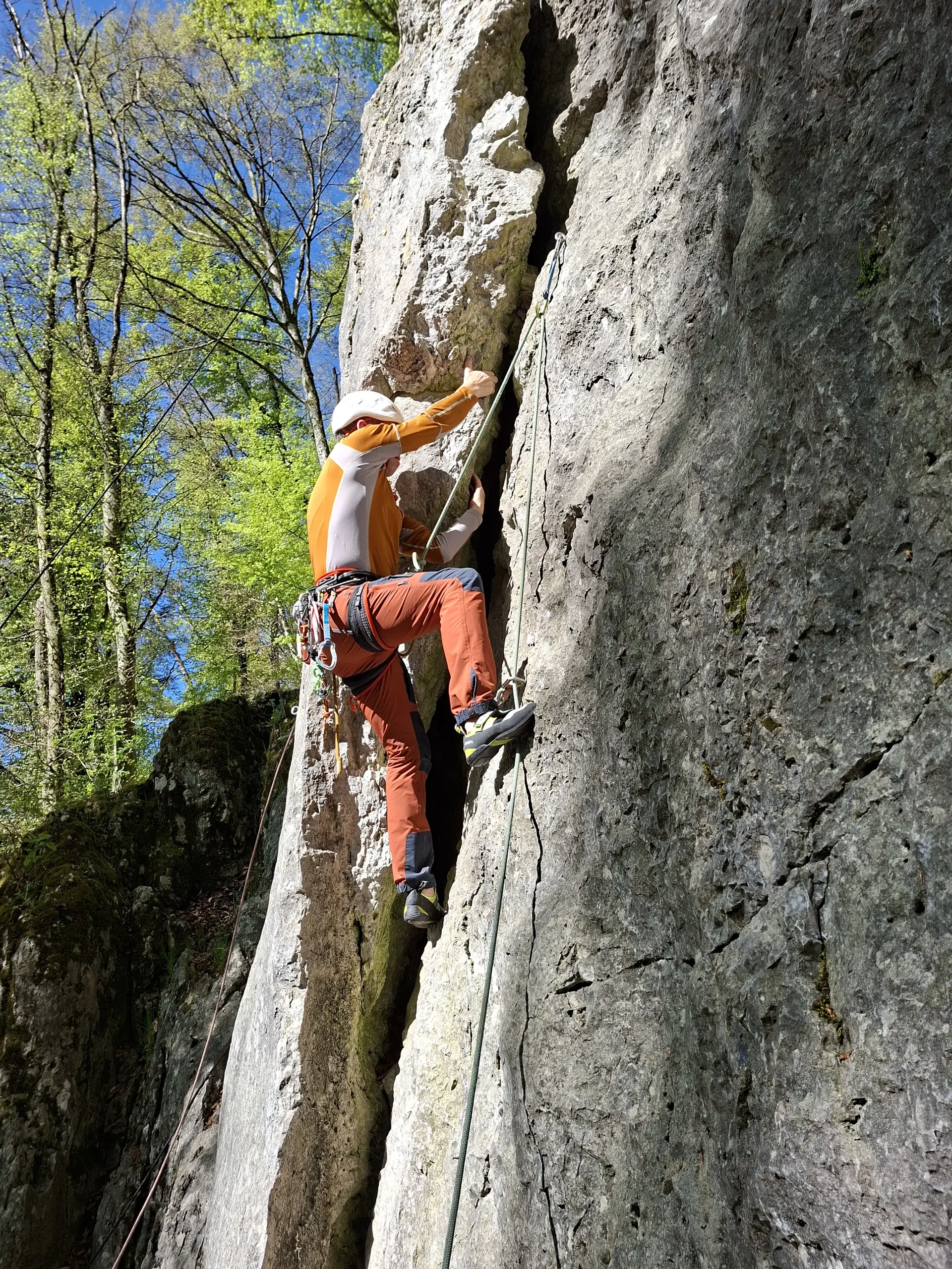 Mann von hinten beim Klettern im Altmuehltal | © DAV Heilbronn