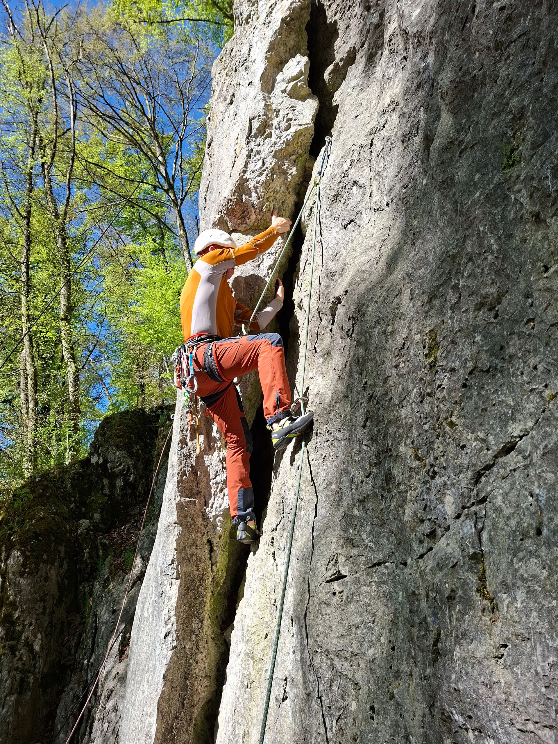 Mann von hinten beim Klettern im Altmuehltal | © DAV Heilbronn