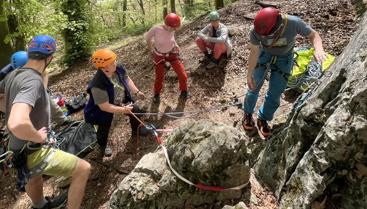 Gruppe von Menschen beim Klettern im Altmuehltal | © DAV Heilbronn