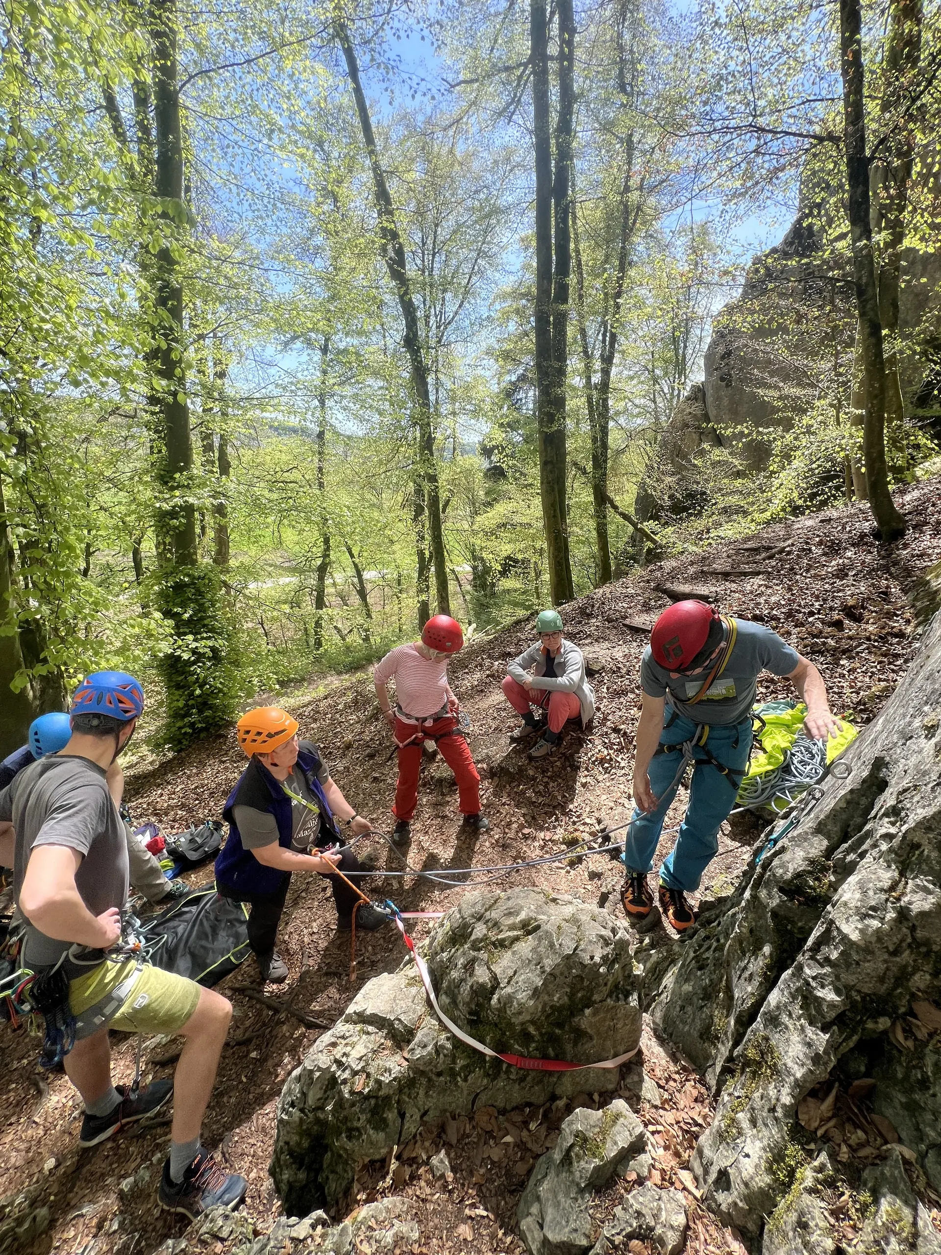 Gruppe von Menschen beim Klettern im Altmuehltal | © DAV Heilbronn