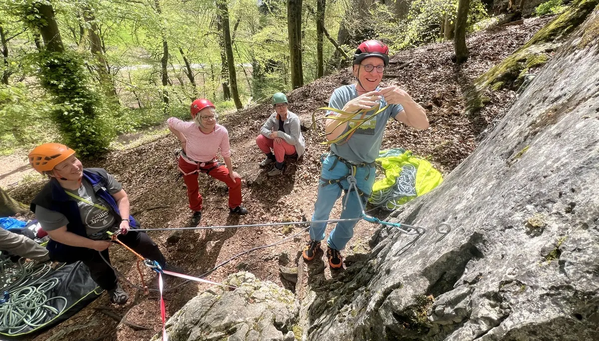 Gruppe von Menschen beim Klettern im Altmuehltal | © DAV Heilbronn