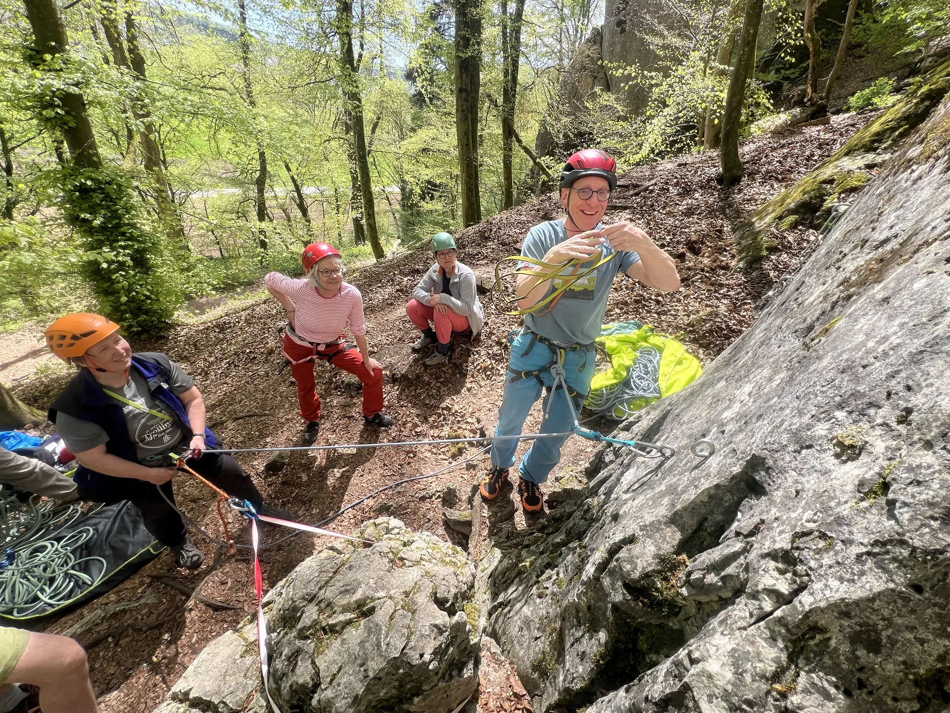 Gruppe von Menschen beim Klettern im Altmuehltal | © DAV Heilbronn
