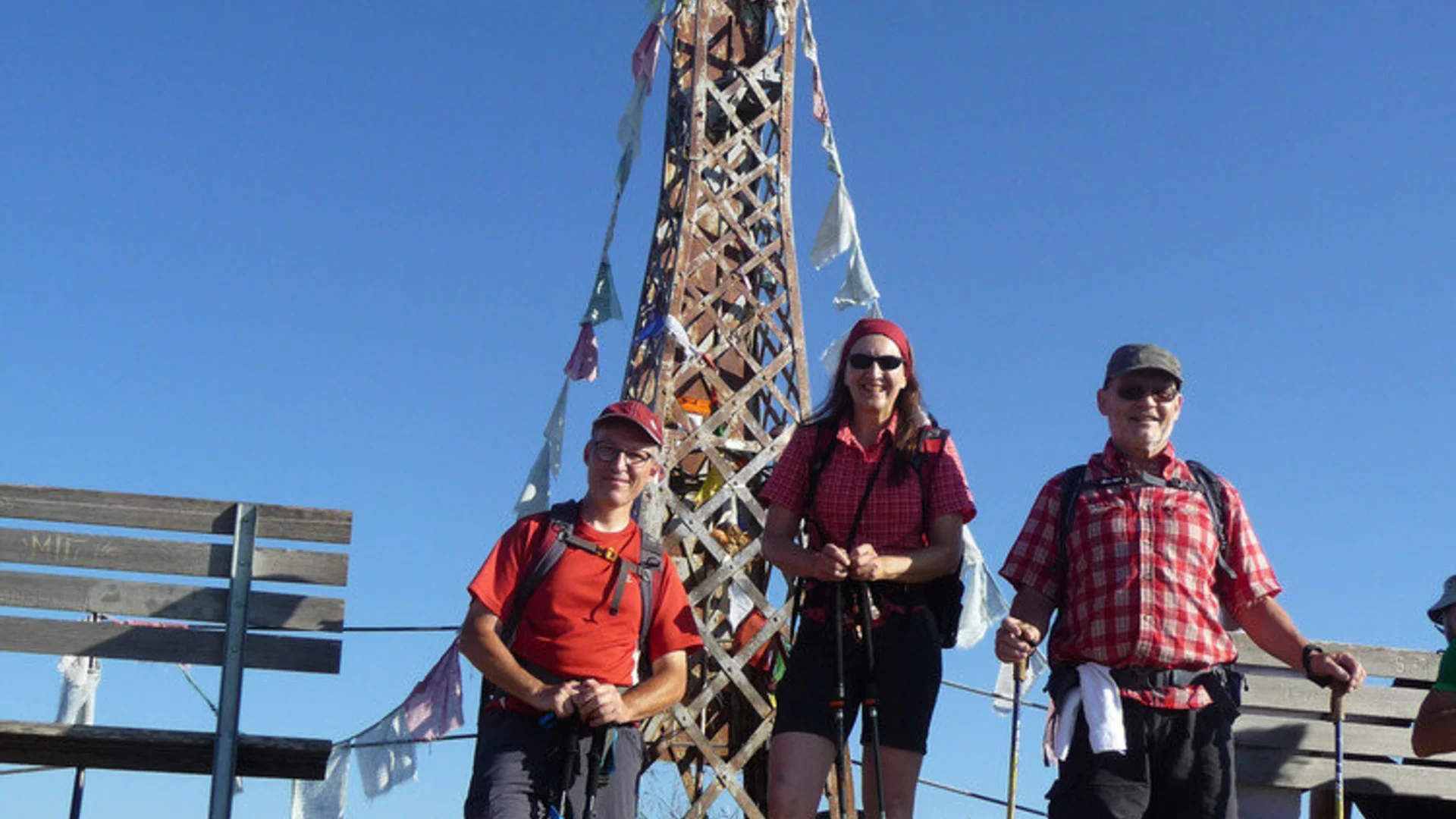 Gruppenfoto dreier Wanderer vor einem Gipfelkreuz | © DAV Heilbronn BZG Öhringen