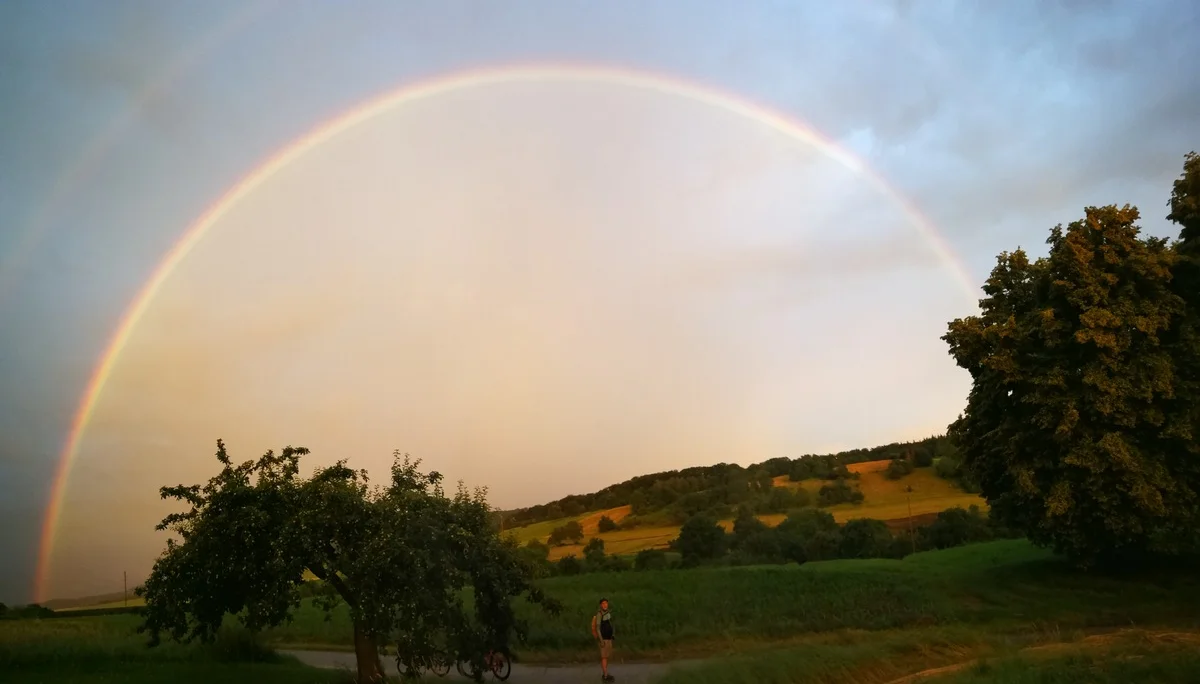 Regenbogen über hügeligen Feldern | © DAV Heilbronn BZG Öhringen