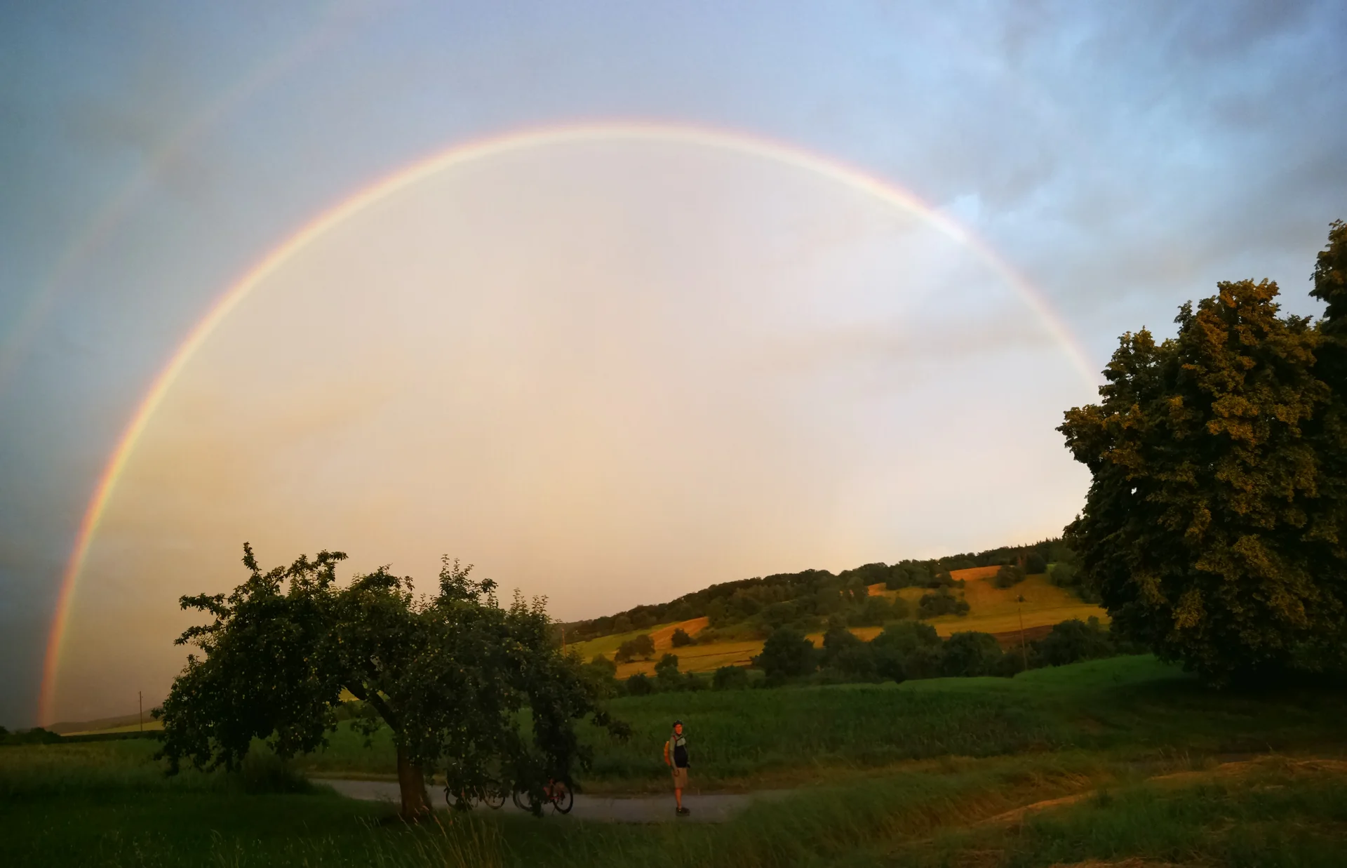 Regenbogen über hügeligen Feldern | © DAV Heilbronn BZG Öhringen