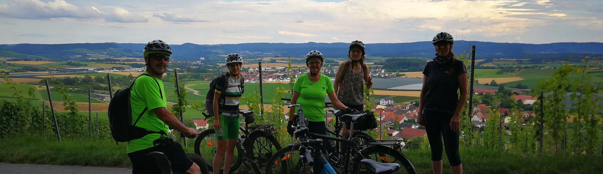 Gruppenfoto von Radfahrern auf einem Weinberg | © DAV Heilbronn BZG Öhringen