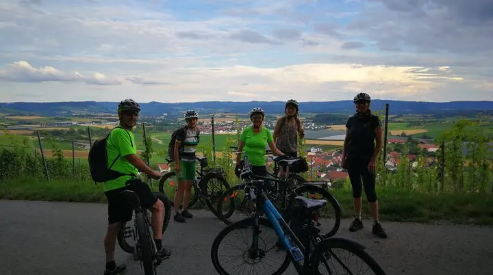Gruppenfoto von Radfahrern auf einem Weinberg | © DAV Heilbronn BZG Öhringen