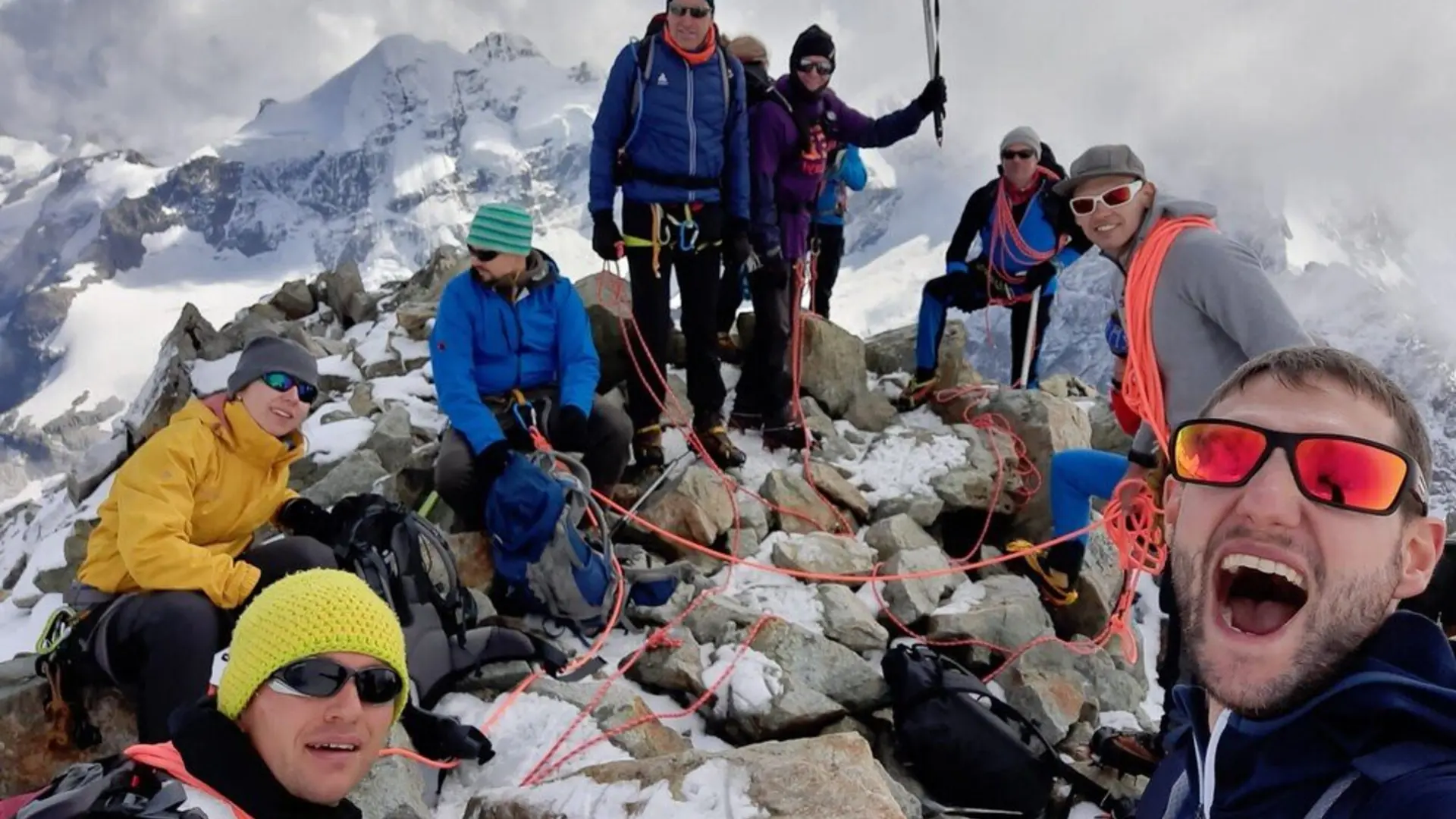 acht Personen bejubeln das Erklimmen eines Berggipfels | © DAV Heilbronn BZG Künzelsau