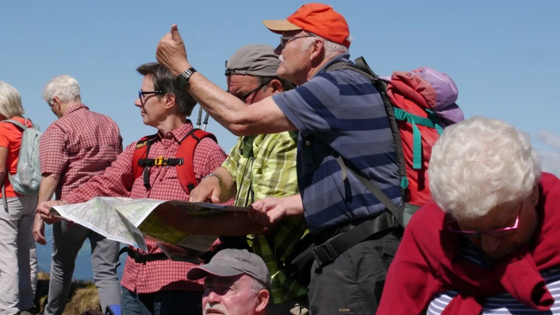 einige ältere Herrschaften beim Wandern mit einer Wanderkarte, ein älterer Mann zeigt mit dem Daumen nach oben | © DAV Heilbronn