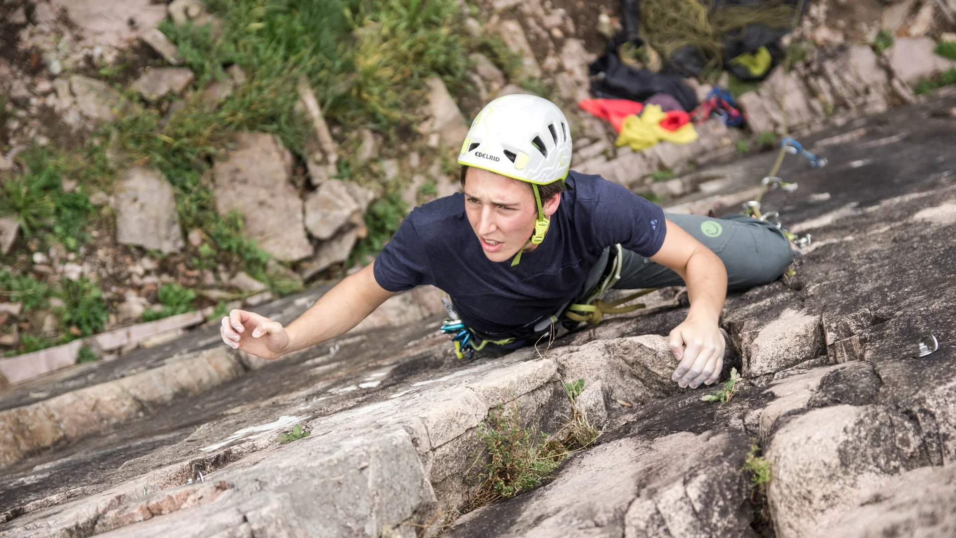Frau in Aktion beim Klettern an einem Felsen | © DAV Heilbronn