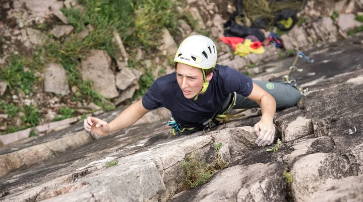 Frau in Aktion beim Klettern an einem Felsen | © DAV Heilbronn