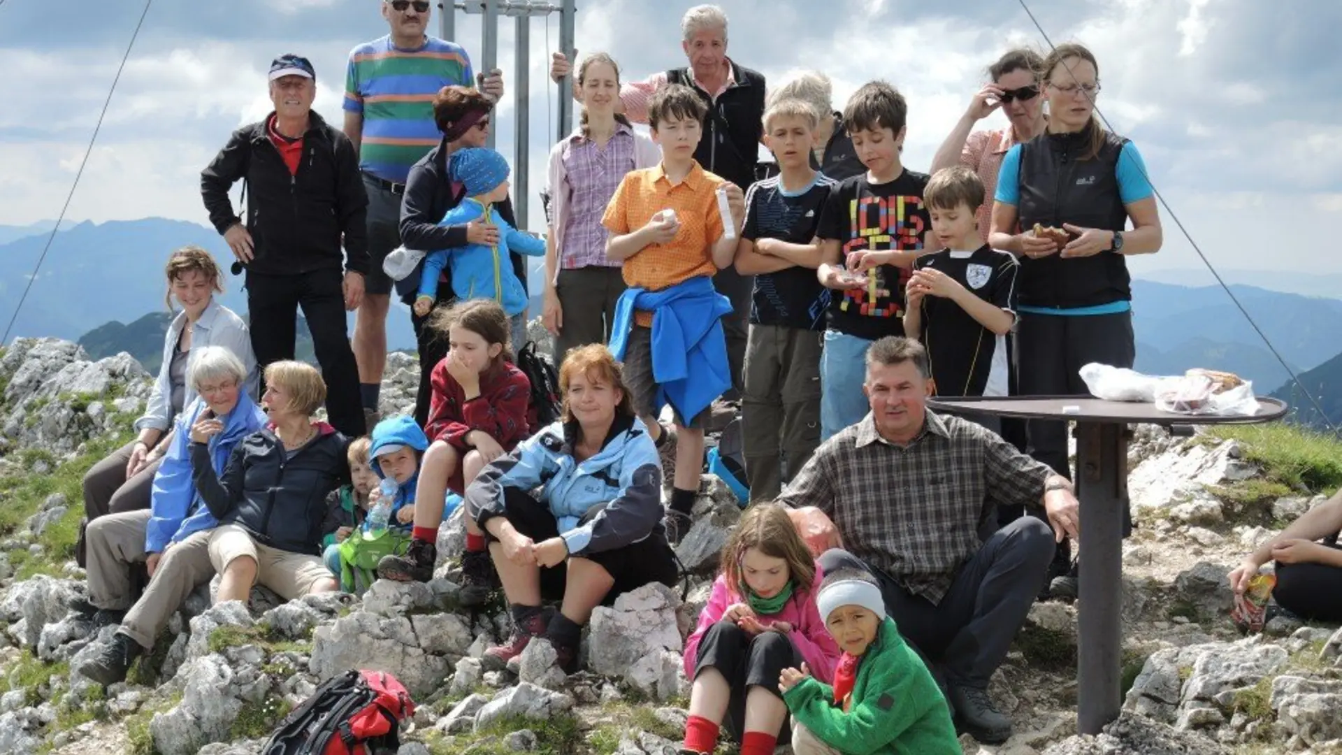 große Gruppe Wanderer aus jung und alt auf einem Berggipfel | © DAV Heilbronn