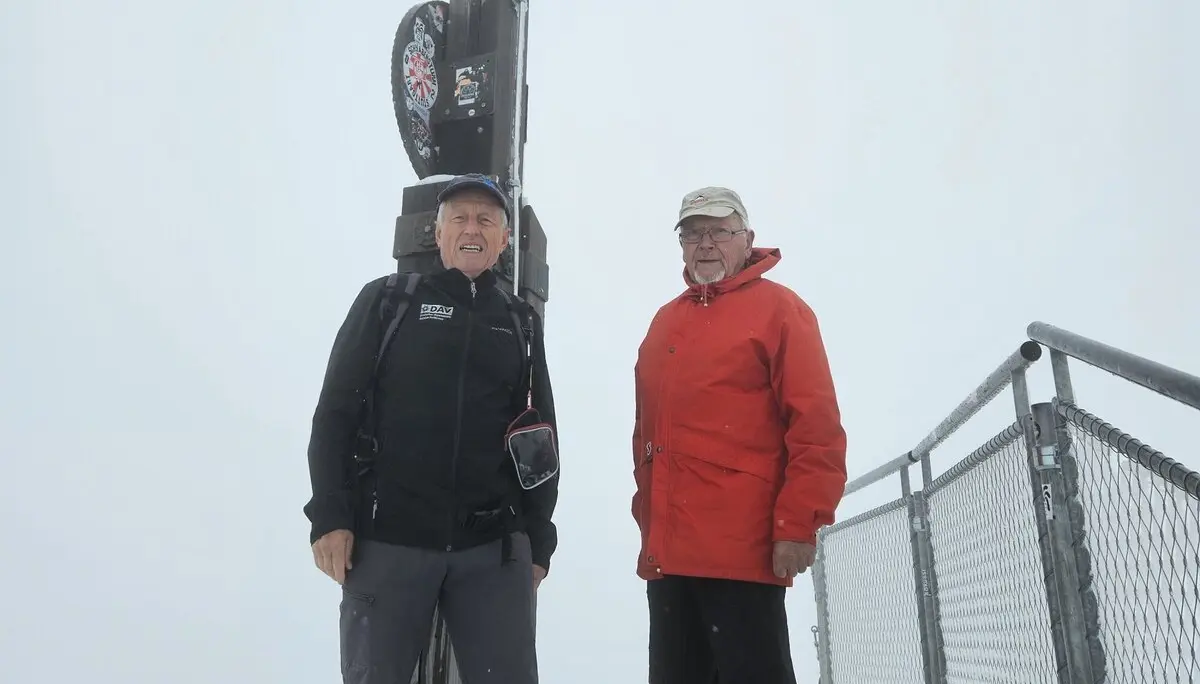 Zwei Senioren am Gipfelkreuz | © DAV Heilbronn