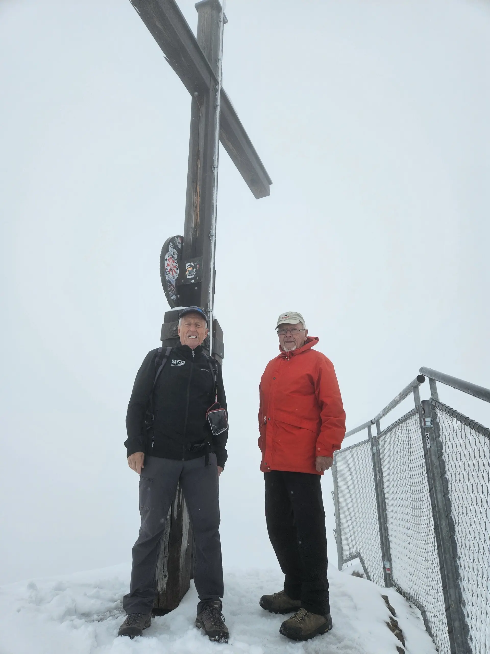 Zwei Senioren am Gipfelkreuz | © DAV Heilbronn