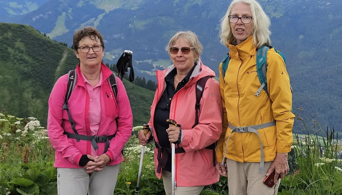 Drei Seniorinnen beim Wandern in den Bergen | © DAV Heilbronn