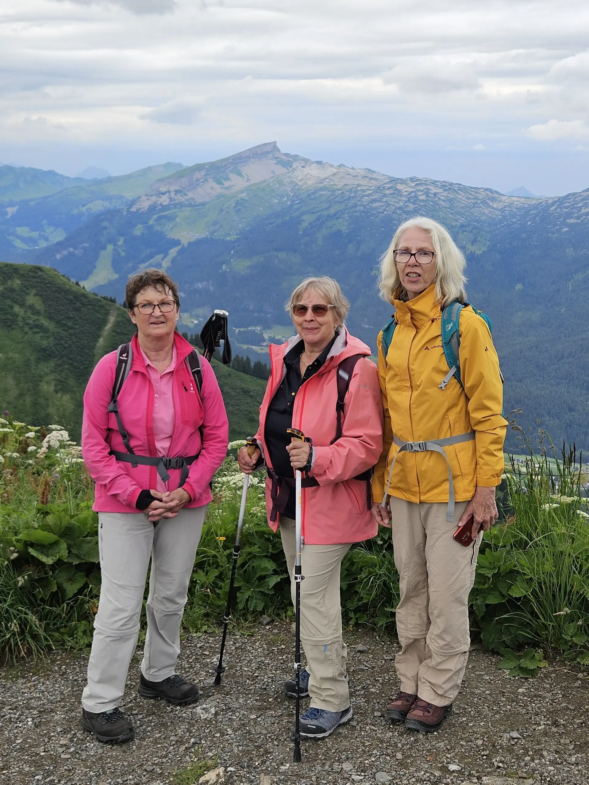 Drei Seniorinnen beim Wandern in den Bergen | © DAV Heilbronn