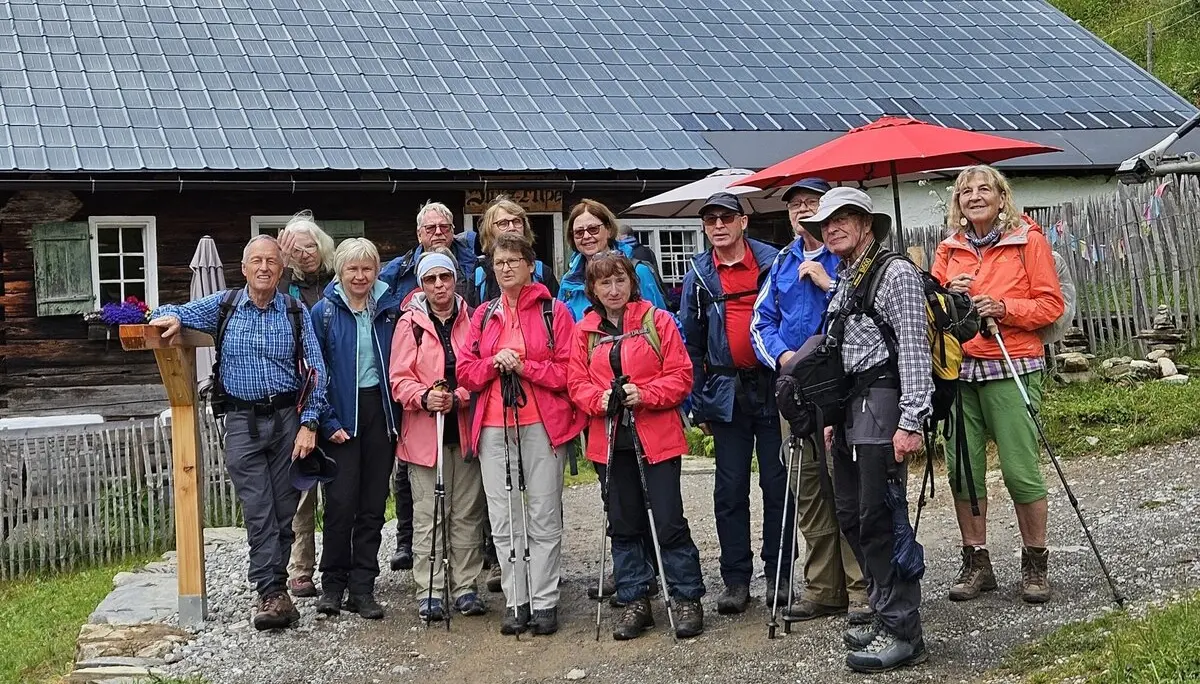 Gruppenbild der Bezirksgruppen Senioren vor der Berghütte | © DAV Heilbronn