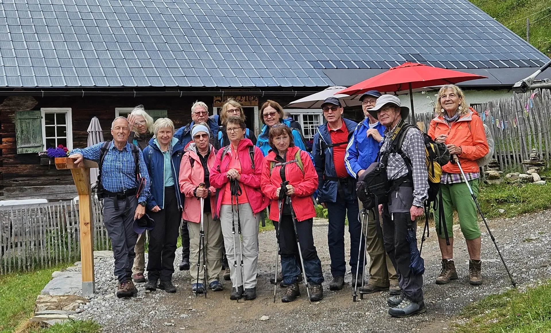 Gruppenbild der Bezirksgruppen Senioren vor der Berghütte | © DAV Heilbronn