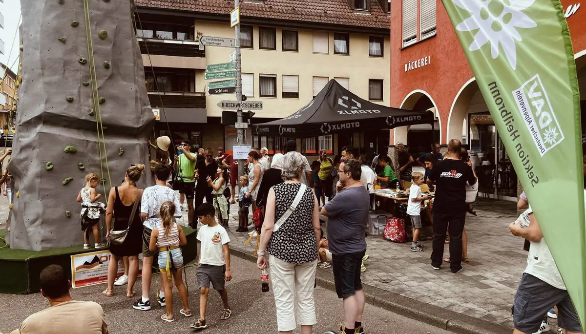 Besucher am Kletterturm auf dem Stadtfest Künzelsau 2025 | © DAV Heilbronn