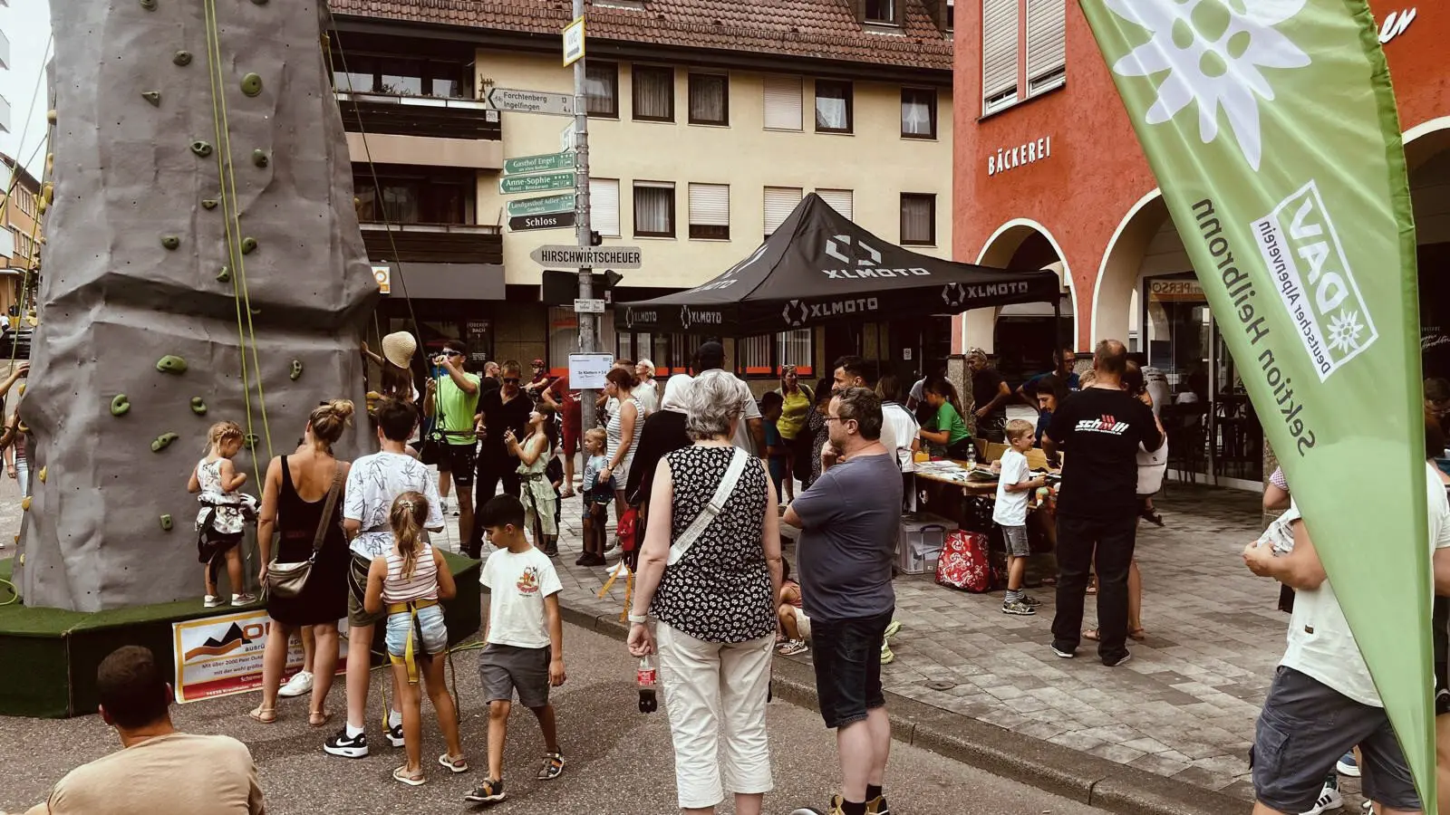 Besucher am Kletterturm auf dem Stadtfest Künzelsau 2025 | © DAV Heilbronn