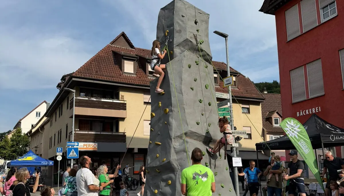 Besucher am Kletterturm auf dem Stadtfest Künzelsau 2025 | © DAV Heilbronn