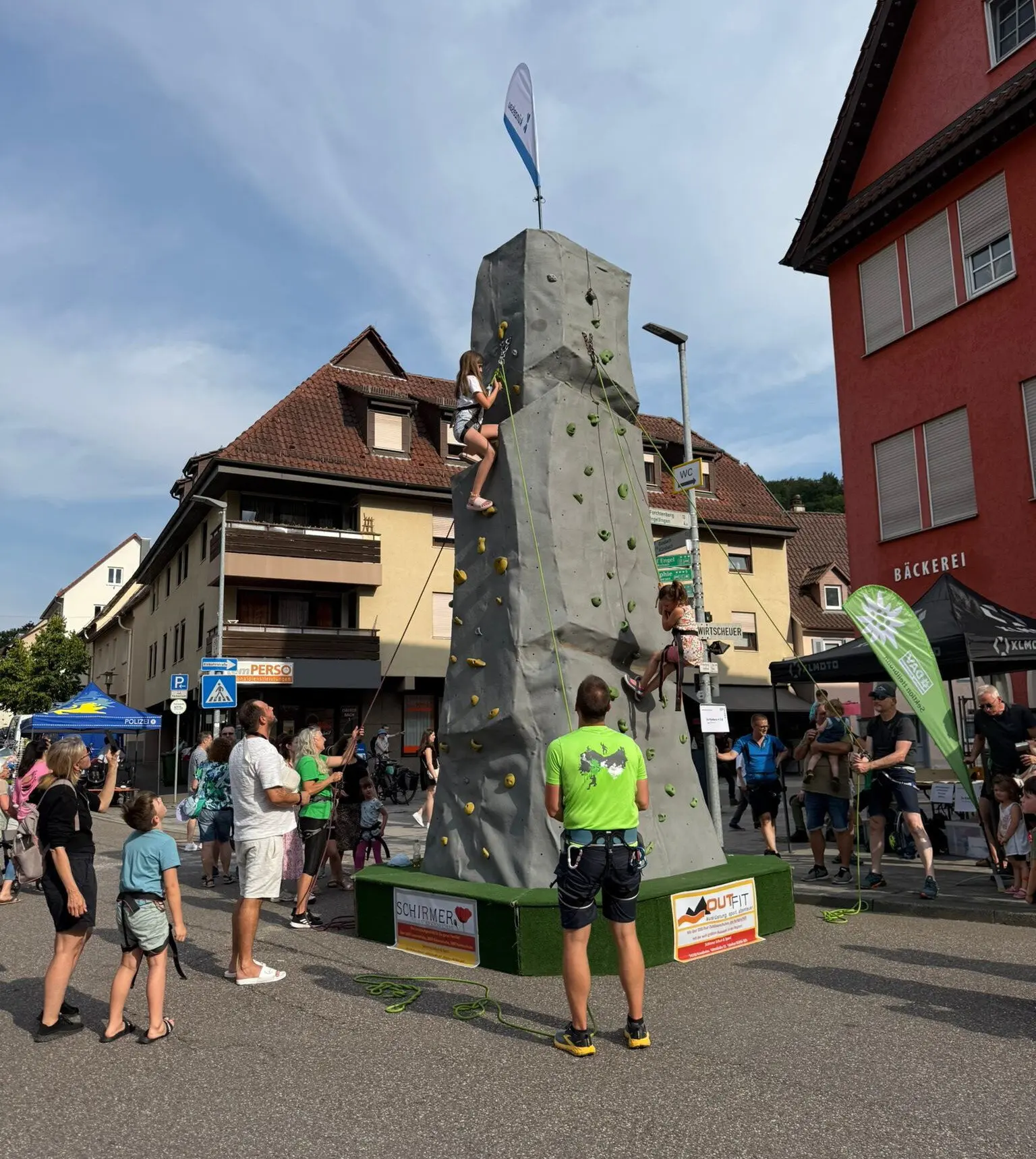 Besucher am Kletterturm auf dem Stadtfest Künzelsau 2025 | © DAV Heilbronn