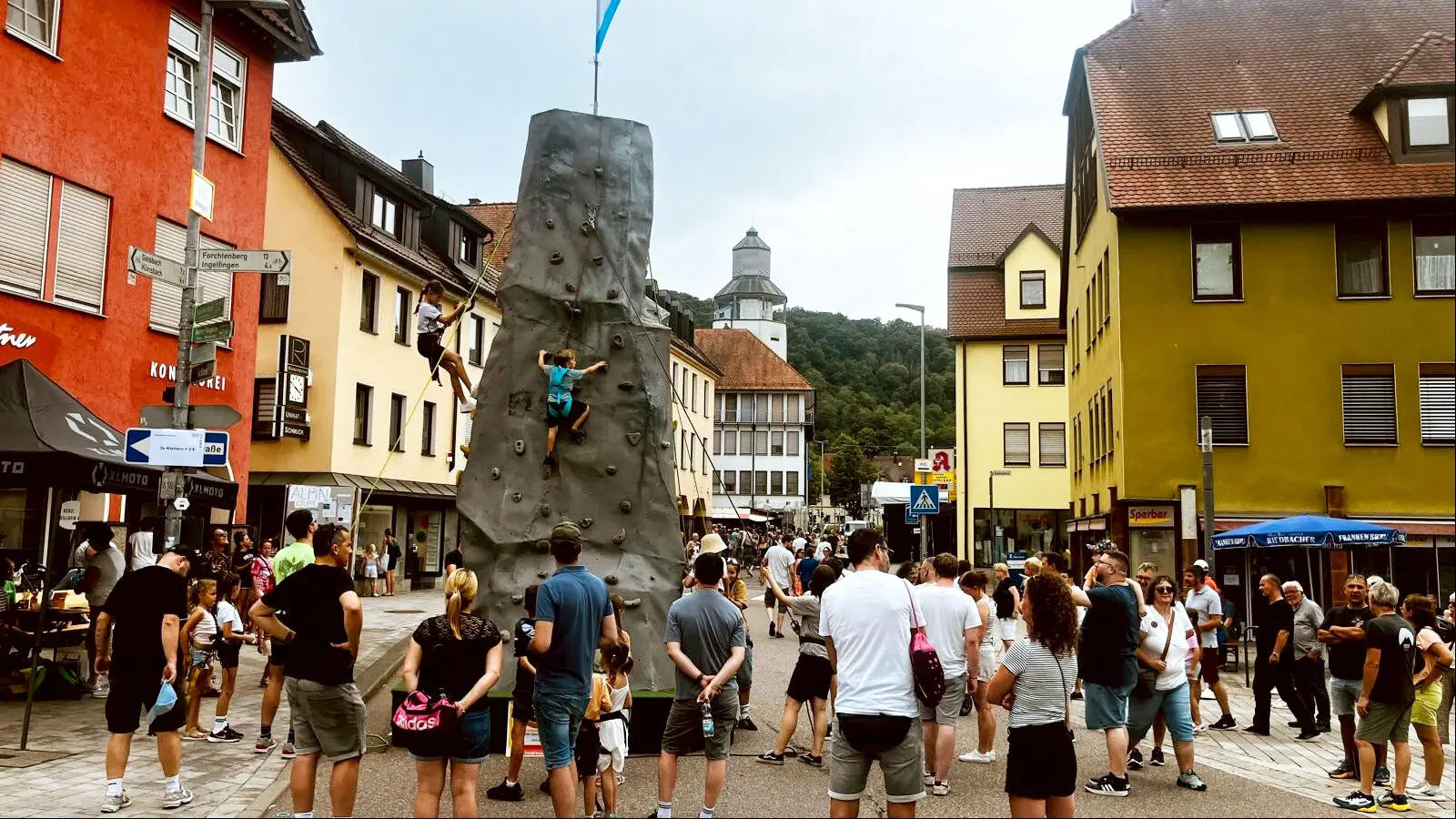 Besucher am Kletterturm auf dem Stadtfest Künzelsau 2025 | © DAV Heilbronn