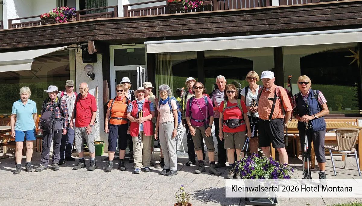 Wandergruppe vor dem Hotel Montana im Kleinwalsertal | © DAV Heilbronn